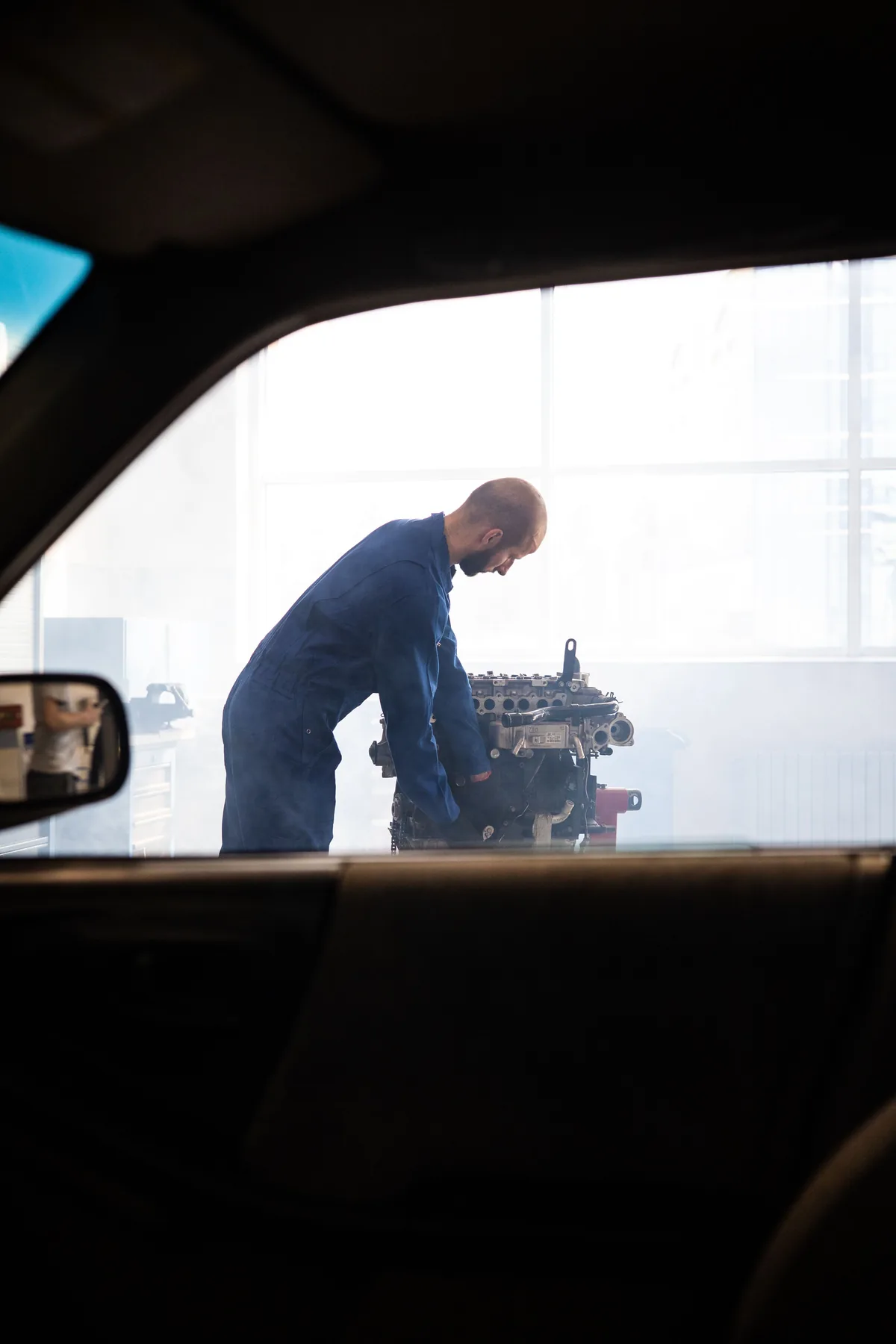 Mecánico trabajando sobre un motor