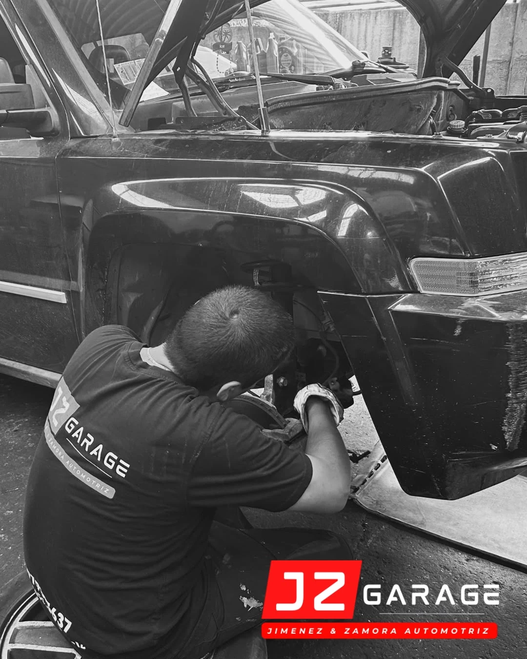 Mecánico de JZ Garage realizando trabajo en un vehículo