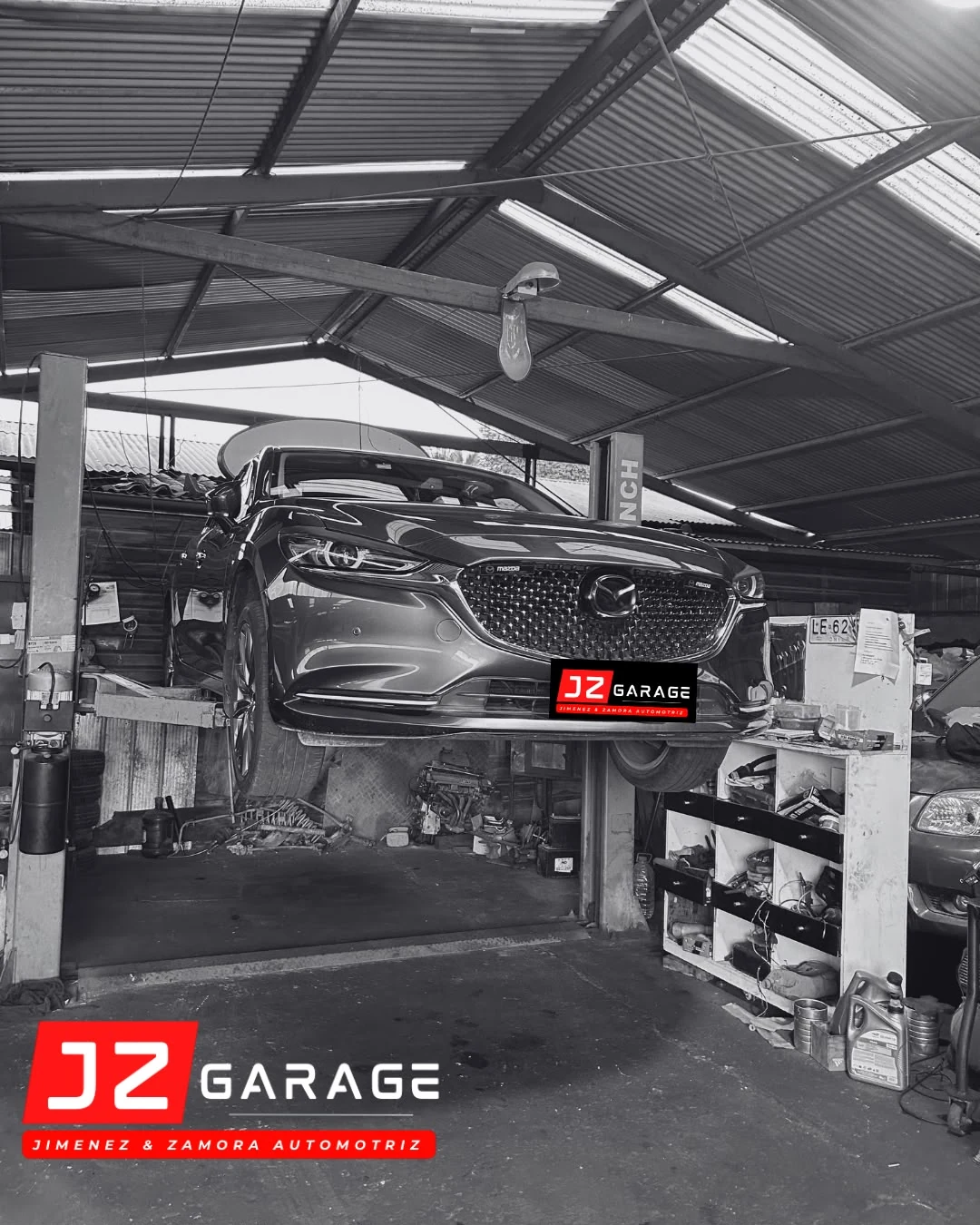 Vehículo elevado para revisión en JZ Garage